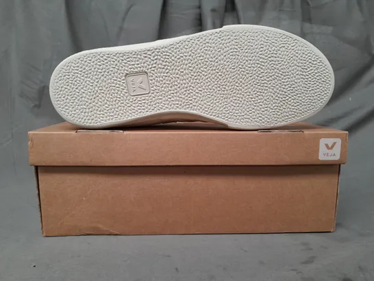 BOXED PAIR OF VEJA SHOES IN WHITE/BEIGE UK SIZE 11