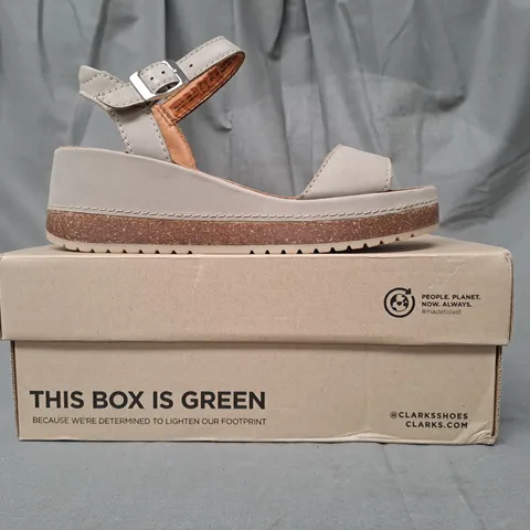 BOXED PAIR OF CLARKS KASSANDA LILY OPEN TOE WEDGE SANDALS IN STONE UK SIZE 4.5