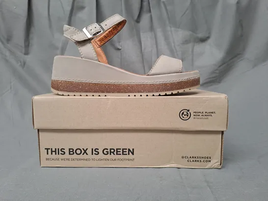 BOXED PAIR OF CLARKS KASSANDA LILY OPEN TOE WEDGE SANDALS IN STONE UK SIZE 4.5