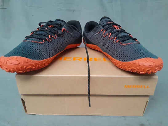 BOXED PAIR OF MERRELL VAPOR GLOVE 6 SHOES IN GRANITE/TANGERINE UK SIZE 9