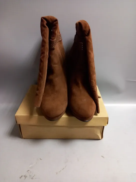 BOXED RCK BELLA LADIES BROWN SUED HIGH HEELED KNEE HIGH BOOTS. SIZE 9