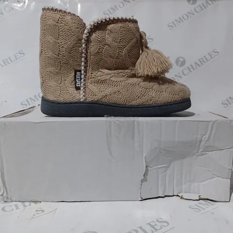 BOXED PAIR OF LINA SLIPPER BOOTS IN BIEGE SIZE 4