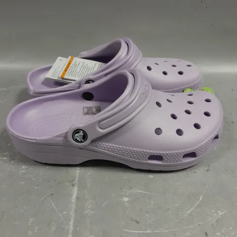 BOXED PAIR OF CROCS ROOMY FIT CLASSIC SLIP ON - 6