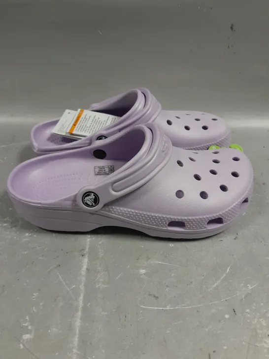 BOXED PAIR OF CROCS ROOMY FIT CLASSIC SLIP ON - 6