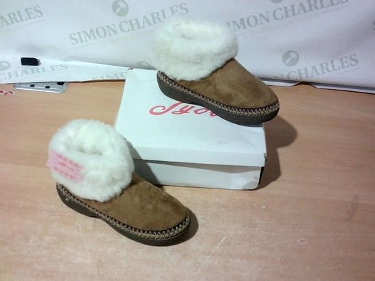 BOXED PAIR OF JYOTI SLIPPERS SIZE 4