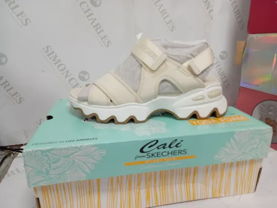 BOXED SKETCHERS YOGA FOAM OFF WHITE SHOES SIZE 4