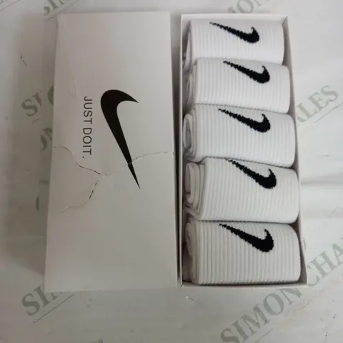 BOXED SET OF 5 ANKLE SOCKS IN WHITE 