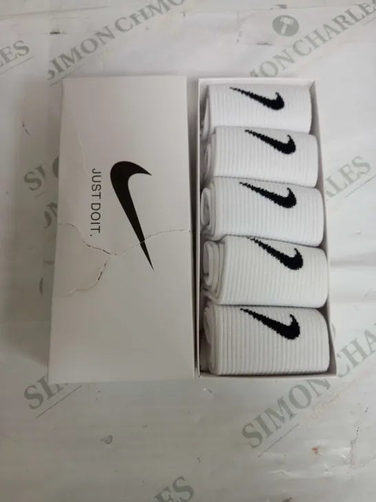 BOXED SET OF 5 ANKLE SOCKS IN WHITE 