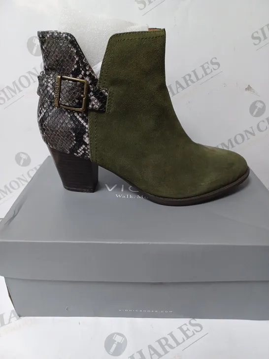  PAIR OF BOXED VIONIC NAOMI ANKLE BOOTS OLIVE SIZE 6