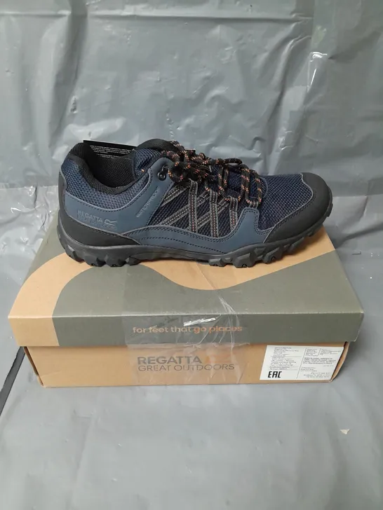 PAIR OF REGATTA EDGEPOINT III LOW SHOES - NAVY - 9 RRP £64