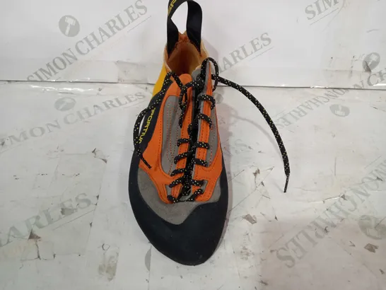 BOXED PAIR OF LA SPORTIVA 10VBO FINALE CLIMBING SHOES IN BROWN/ORANGE UK SIZE 7.5