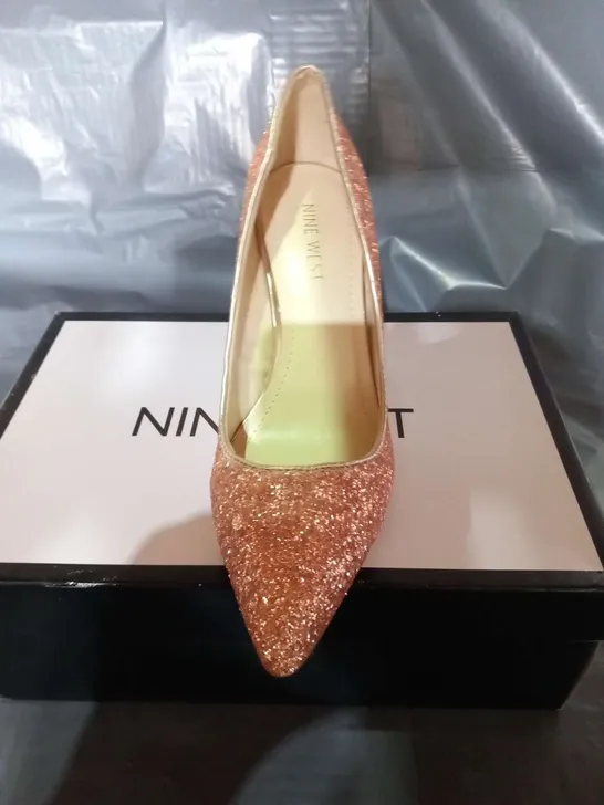 BOXED NINE WEST PALE PINK FLAGSHIP GLITTER LADIES SHOES SIZE 4