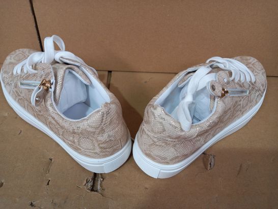 BOXED PAIR OF DESIGNER TRAINERS IN SNAKESKIN EFFECT EU SIZE 40