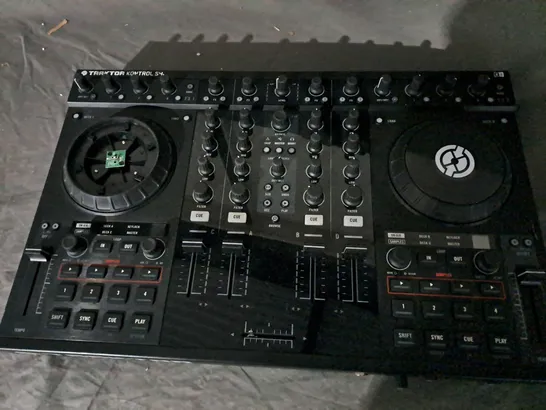 BOXED TRAKTOR KONTROL S4