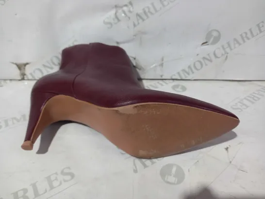 BOXED PAIR OF BISCOTE SMABAR TUBE LEATHER HEELED SHOES IN BURGUNDY EU SIZE 37