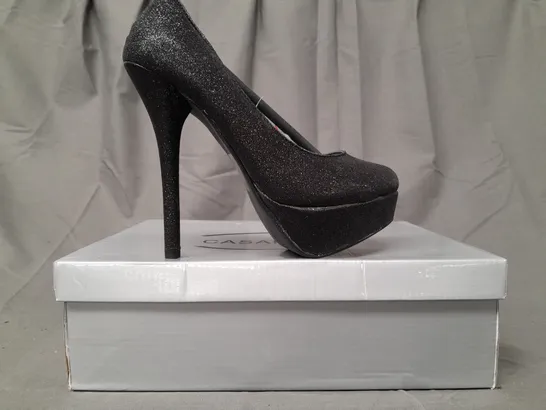 BOX OF APPROXIMATELY 10 PAIRS OF CASANDRA CLOSED TOE HIGH HEEL SHOES IN BLACK W. GLITTER EFFECT - VARIOUS SIZES