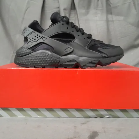 BOXED PAIR OF NIKE AIR HUARACHE SHOES IN BLACK UK SIZE 8.5