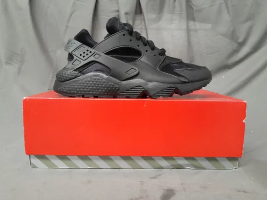 BOXED PAIR OF NIKE AIR HUARACHE SHOES IN BLACK UK SIZE 8.5