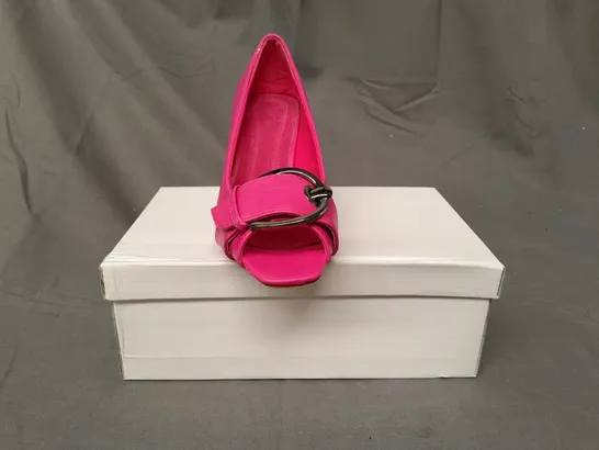 BOXED PAIR OF DESIGNER OPEN TOE MID HEELED SHOES IN FUCHSIA EU SIZE 37