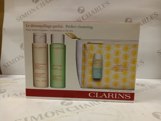 LOT OF APPROX 8 ASSORTED CLARINS PARIS SKIN CARE PRODUCTS TO INCLUDE PERFECT CLEANSING KIT, TONING LOTION, GENTLE EXFOLIATOR 