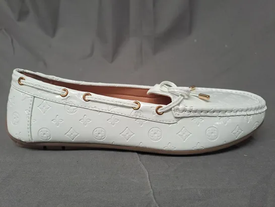 BOXED PAIR OF DESIGNER LOAFERS IN WHITE EU SIZE 41