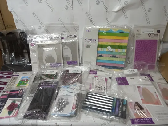 BOX OF APPROX 50 ASSORTED CRAFT ITEMS TO INCLUDE GEMINI FOILPRESS, SPECTRUM NOIR PROFESSIONAL ALCOHOLIC MARKERS, CRAFTERS COMPANION BUTTON REFILL PACK, ETC.