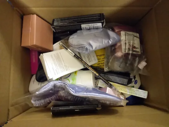 BOX OF APPROXIMATELY 20 ASSORTED COSMETIC PRODUCTS TO INCLUDE MANSCAPED, ELIZABETH ARDEN, MIELLE, ETC