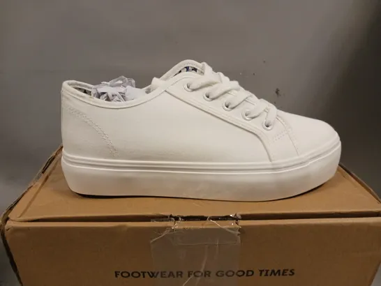 BOXED JOE BROWNS GOT TO HAVE IT PUMPS - WHITE - SIZE 8