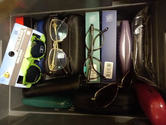 LOT OF APPROXIMATELY 20 ASSORTED EYEWEAR ITEMS, TO INCLUDE SPECTACLES, SUNGLASSES, CASES, ETC