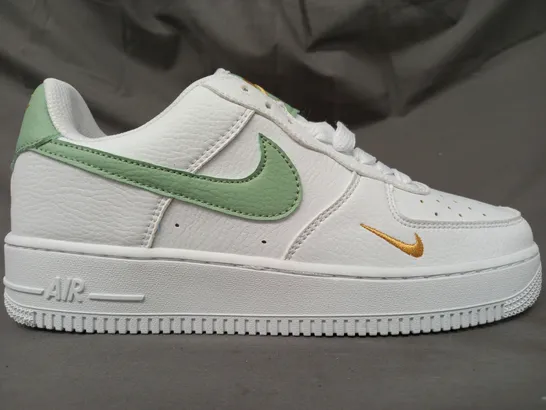 BOXED PAIR OF NIKE AIR FORCE 1 SHOES IN WHITE/GREEN/GOLD UK SIZE 7