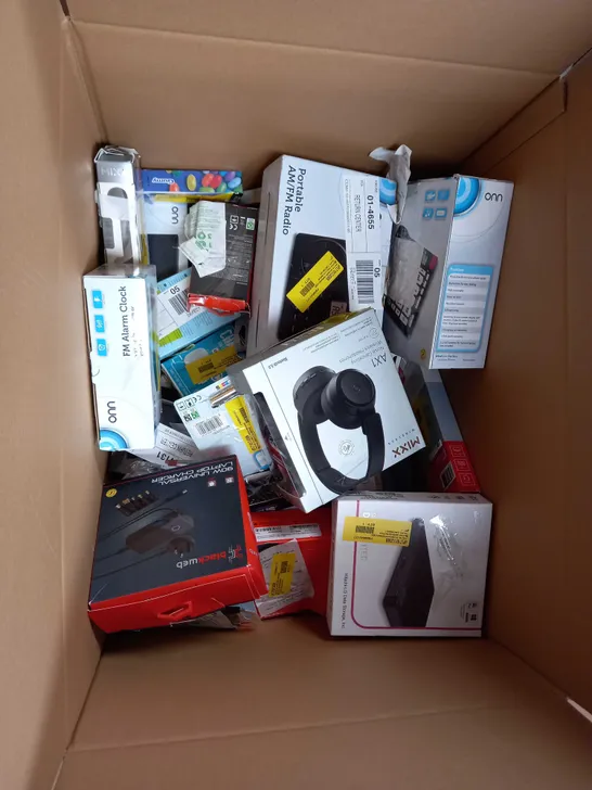 LOT OF APROX 20 ASSORTED ELECTRICAL ITEMS TO INCLUDE USB CHARGERS , TV REMOTE , RADIOS ECT