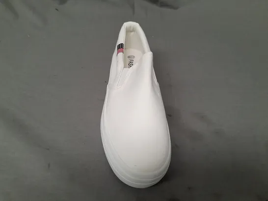 BOXED PAIR OF FASHION CANVAS SLIP-ON SHOES IN WHITE EU SIZE 40