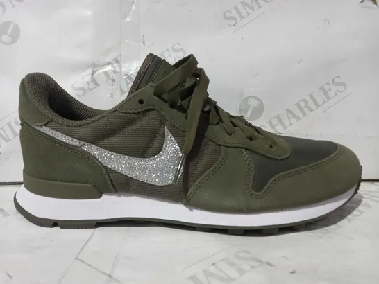 BOXED PAIR OF NIKE TRAINERS IN SAGE GREEN/SILVER GLITTER UK SIZE 4.5