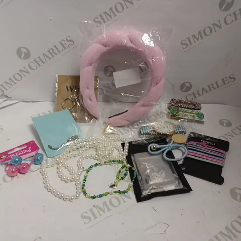 BOX OF APPROX 20 ASSORTED FASHION JEWELLERY ITEMS INCLUDING RINGS, NECKLACE AND HEADBAND