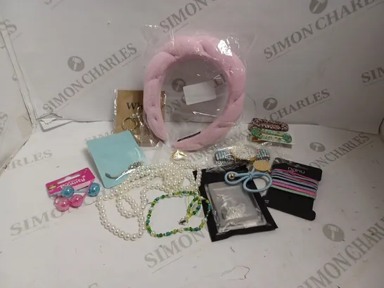 BOX OF APPROX 20 ASSORTED FASHION JEWELLERY ITEMS INCLUDING RINGS, NECKLACE AND HEADBAND