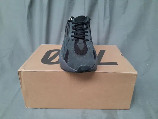 BOXED PAIR OF ADIDAS YEEZY BOOST SHOES IN RUSTIC BLACK UK SIZE 9.5