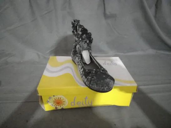 APPROXIMATELY 10 BOXED PAIR OF DEITY JUNIOR KIDS SHOES IN VARIOUS SIZES