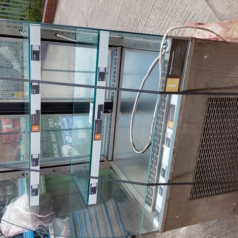 VICOUNT 900 COMMERCIAL REFRIGERATED SELF SERVE DISPLAY UNIT WITH DOORS TO REAR