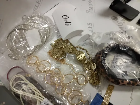 LOT OF ASSORTED JEWELLERY AND WATCH ITEMS