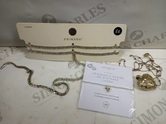 LOT OF APPROXIMATELY 25 ASSORTED PIECES OF JEWELLERY TO INCLUDE GOLD EFFECT SPARKLING HEART NECKLACE, JOMA JEWELLERY FRIENDSHIP HEART BRACELET, PRIMARK SILVER EFFECT SPARKLING CHOKER, ETC