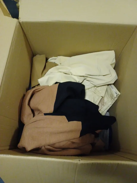 BOX TO CONTAIN APPROXIMATELY 15 X TEXTILE & CLOTHING PRODUCTS, INCLUDES HOODIES, JACKETS, SHEETS ETC 