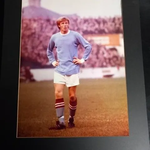 MOUNTED AND SIGNED COLIN BELL PHOTOGRAPH 