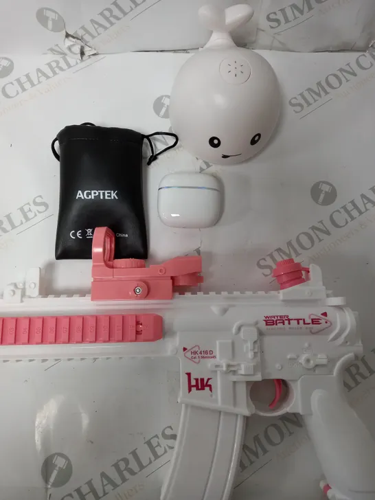 BOX OF ASSORTED ITEMS TO INCLUDE - WATER PISTOL / WIRELESS HEADPHONES / AGPTEK MIC / 