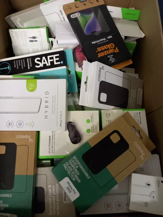 BOX OF APPROX 15 ASSORTED PHONE ITEMS TO INCLUDE - QDOS HYBRID CASE - NELKIN CHARGING PAD - BELKIN BOOSTCHARGE ETC