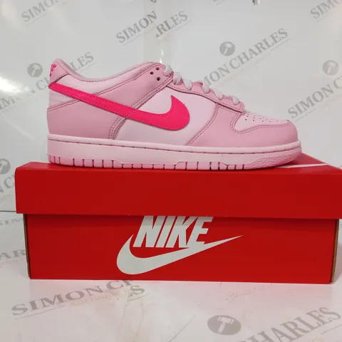 BOXED PAIR OF NIKE DUNK LOW TRAINERS IN PINK UK SIZE 5.5