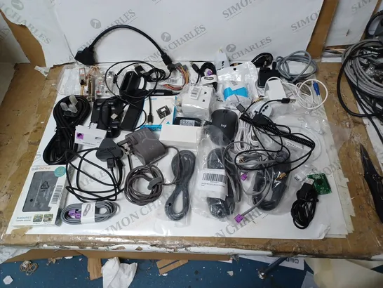 BOX OF APPROX 40 ASSORTED TECH ITEMS TO INCLUDE PC MOUSE, AMAZON FIRE STICK, PHONE CABLES ETC