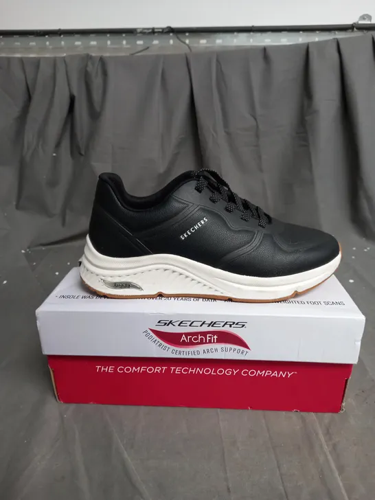 BOXED BLACK SKETCHERS ARCH FIT TRAINERS SIZE 5 