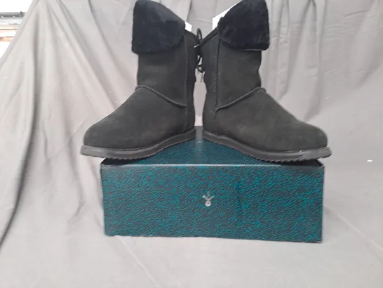 BOXED PAIR OF EMU BIRDWOOD WATERPROOF SHEEPSKIN BOOTS IN BLACK SIZE 8