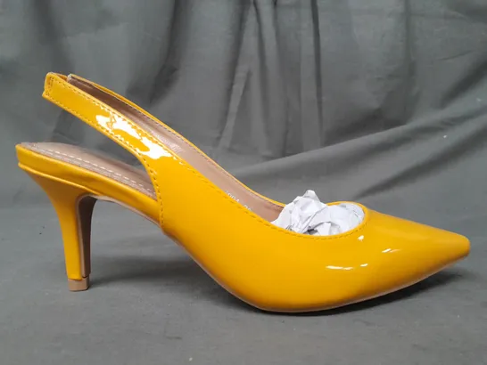 BOXED PAIR OF POINTED TOE HEELED SLINGBACK SANDALS IN YELLOW EU SIZE 36