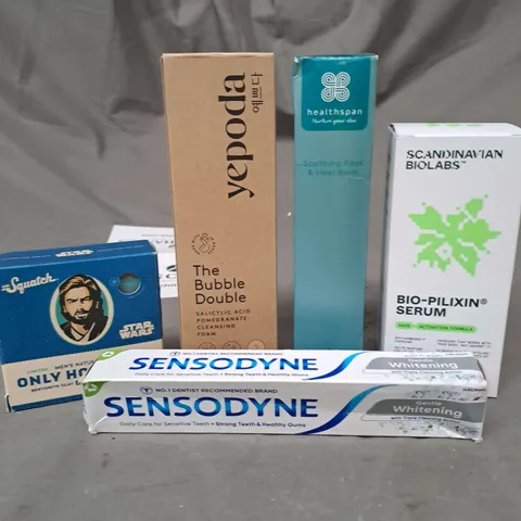 APPROXIMATELY 20 ASSORTED COSMETIC PRODUCTS TO INCLUDE SENSODYNE TOOTHPASTE, DR SQUATCH MENS SOAP AND HEALTHSPAN FOOT AND HEEL BALM ETC. 